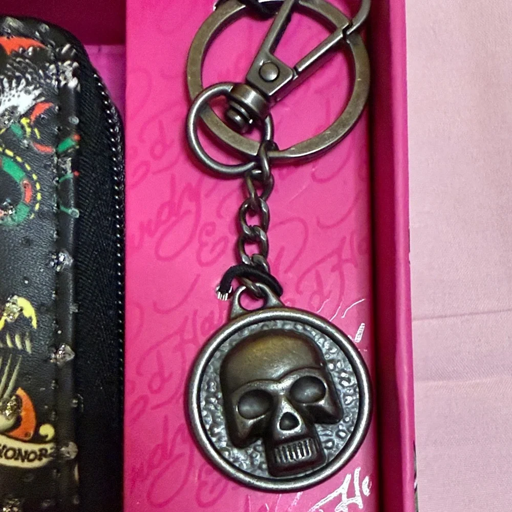 Ed Hardy Black and Red Zip Wallet & Key Ring - Picture 3 of 12